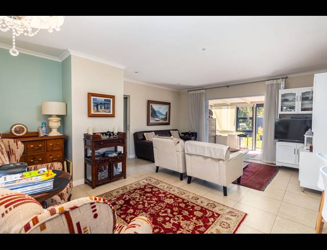3 BEDROOM FREESTANDING TO LET IN SUNNINGDALE